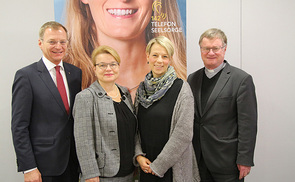 V. l.: Landeshauptmann Mag. Thomas Stelzer, Mag.a Silvia Breitwieser (Leiterin TelefonSeelsorge OÖ), Mag.a Barbara Lanzerstorfer-Holzner (Leiterin ElternTelefon) und Bischof Dr. Manfred Scheuer.