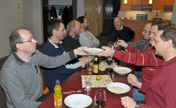 Männer kochen