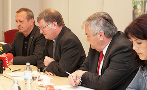 Pressekonferenz zum Tag der Arbeitslosen. V.l.: Karl Osterberger, Bischof Manfred Scheuer, Johann Kalliauer, Renate H.
