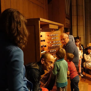 Domorganist Wolfgang Kreuzhuber mit der zweiten Gruppe von „Orgel mit allen Sinnen”