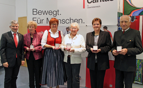 Caritas-OÖ-Direktor Franz Kehrer mit den Ausgezeichneten. 