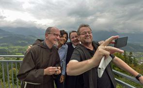 Br. Rudi Leichtfried, Kapuzinern am Wurbauerkogel in Windischgarsten, und Sr. Anna Kurz, Ursulinen-Ordensfrau und Gymnasiumsdirektorin, sprechen mit Extrembergsteigerin Gerlinde Kaltenbrunner., es moderiert Ferdinand Kaineder.
