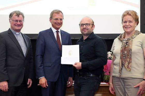 Obmann Christian Gsöllradl-Samhaber CHILDRENPLANET (2. v. r.) mit Bischof Manfred Scheuer, LH Thomas Stelzer und Elisabeth Maria Ploier