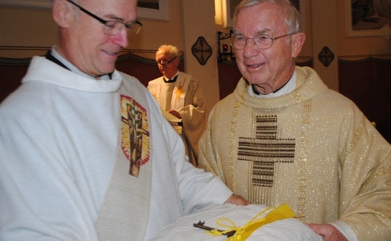 Pfarrprovisor Pachinger (rechts) überreichte Diakon Kumpfmüller den Kirchenschlüssel.