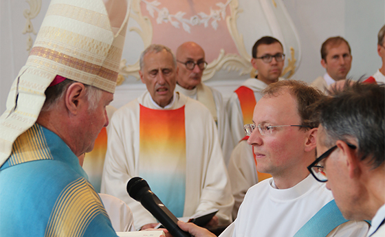P. Anselm Demattio legt das Weiheversprechen ab
