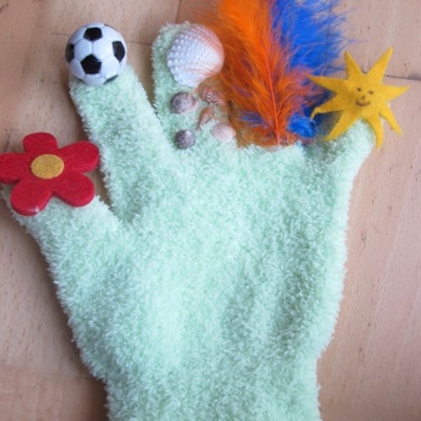Der Frühling ist nun endlich da / @ Spiegel OÖ grüner Handschuh auf den Spitzen kleben: gelb, blau, orange Federn, Watte, Fußball, rote Blume