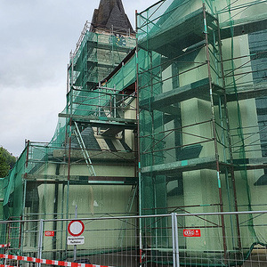 Eingerüstet bis zum Turm