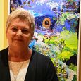 Ingrid Bittermann mit einem ihrer Werke bei der Ausstellung 'Farbenspiele' / © KH Elisabethinen Linz Ingrid Bittermann mit einem ihrer Werke bei der Ausstellung 'Farbenspiele'