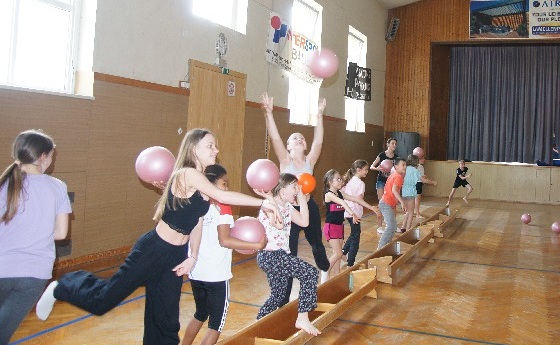 spielende Kinder mit Bällen im Turnsaal