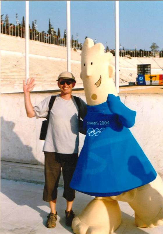 Günther Waldhör bei Olympia 2004 in Athen mit Maskottchen Phevos