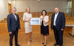 V. l.: Rektor Univ.-Prof. Dr. Christoph Niemand, Mag.a Hermine Eder, Leitung PR & Kommunikation der KU Linz, Mag.a Stefanie Christina Huber, Vorstandsvorsitzende Sparkasse OÖ und Gerald Gutmayer, Anteilsverwaltung Allgemeine Sparkasse. 