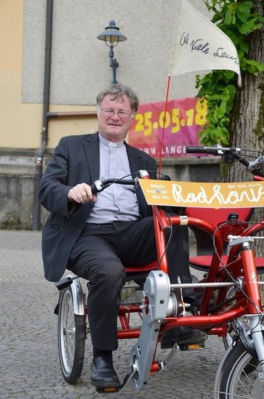 Bischof Manfred Scheuer testet das neue Spezialfahrrad von 'Radhaus für Viele Leute'