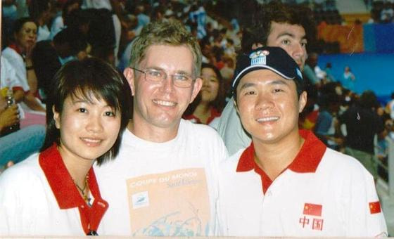Günther Waldhör inmitten von Fans aus China beim Tischtennis im Rahmen von Olympia 2004 in Athen