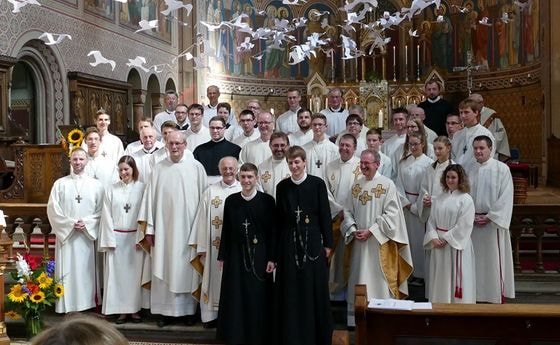 Frater Anton Wölfl (l. vorne) und Frater Klaus Kagermeier nach dem Ablegen ihres zeitlichen Gelübdes zusammen mit der Redemptoristen-Familie in der Klosterkirche Maria Hilf in Cham. 