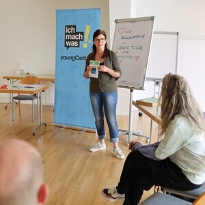 Karin Kurowski von der youngCaritas OÖ tauchte mit uns ein in die Welt der interaktiven Methoden der youngCaritas. Hier geht es um Perspektivenwechsel und Aha-Erlebnisse!