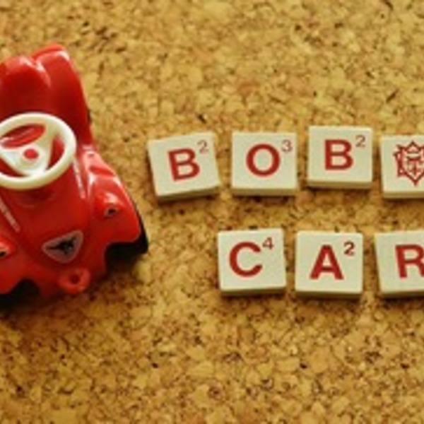 Wort- und Singspiele / @ Spiegel OÖ Bild mit Foto von Bobbycar und daneben steht mit Steckbuchstaben das Wort BOBBYCAR