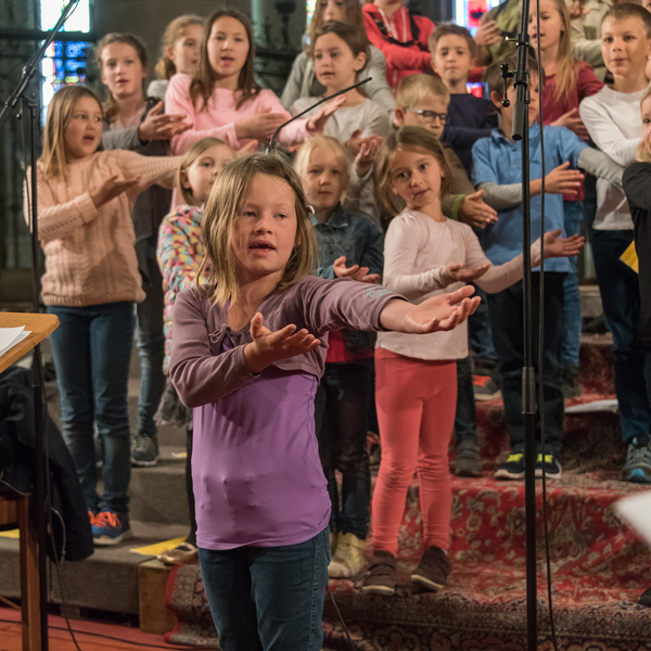 JuMiläum – Großes Kinderfest zu 70 Jahre Jungschar in Linz1.500 MinistrantInnen, Jungscharkinder und GruppenleiterInnen feierten am Samstag, 20. Mai 2017 den 70. Geburtstag der Katholischen Jungschar in der Linzer Innenstadt. Der gemeinsame Gottesdi