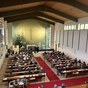 gut gefüllte Kirche