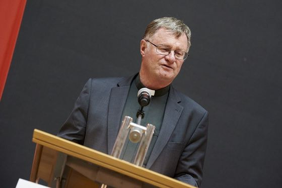 Bischof Manfred Scheuer hielt die Laudatio für Josef Pühringer.