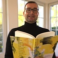 Stefan Schlager mit einem von zwei neuen Lyrikbänden