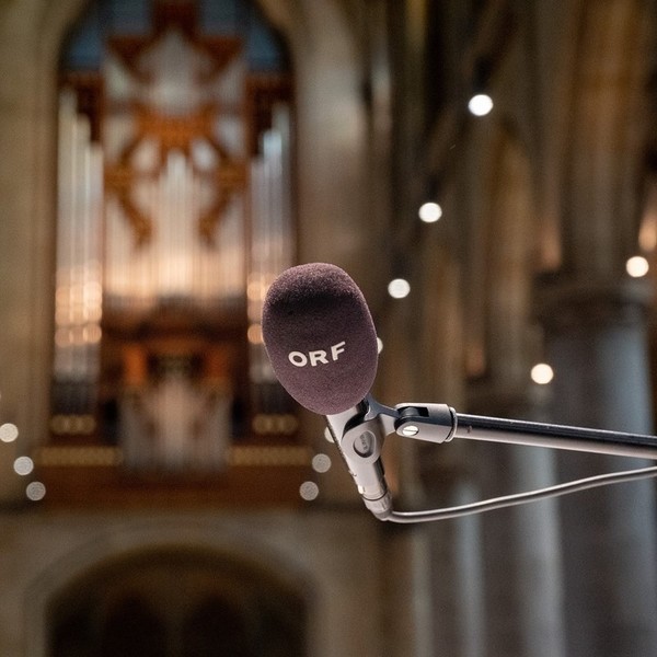 ORF-Radiogottesdienst aus dem Mariendom Linz / © Konservatorium für Kirchenmusik der Diözese Linz/Thomas Markowetz (www.fothomarkowetz.at) ORF-Mikrofon vor der Rudigierorgel im Mariendom Linz