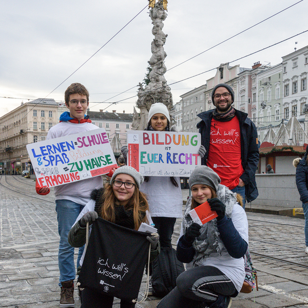 Kinderrechteaktion Auf der Linzer Landstraße machten SchülerInnen der BRG Hammerlingstraße gemeinsam mit der Katholischen Jungschar Linz auf den Tag der Kinderrechte aufmerksam. Auf Plakaten zeigten sie ihre Forderungen zum Recht auf Bildung - 'ich w