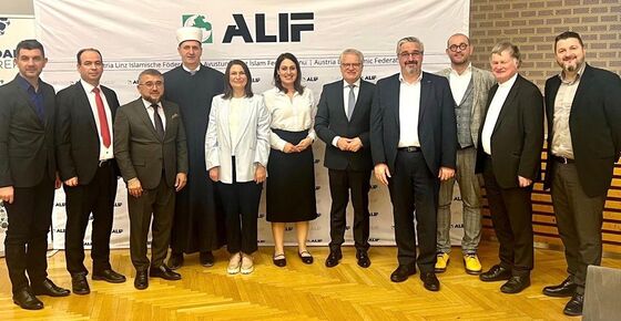 Als Zeichen eines guten Miteinanders werden bereits seit einigen Jahren Persönlichkeiten aus Politik, Religion und Wissenschaft zum Iftār eingeladen.