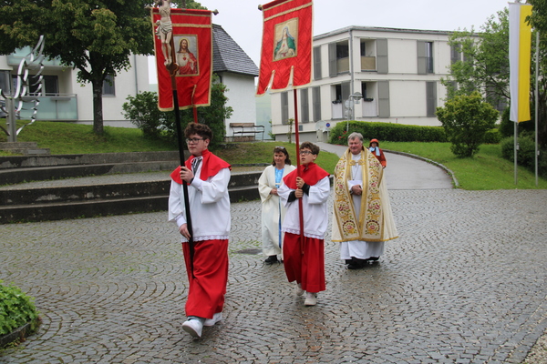 Bischof und Ministranten im Anmarsch