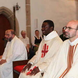 Pfarrer Hansjörg Wimmer, Kaplan Samuel Ogwudile, Frau Klara